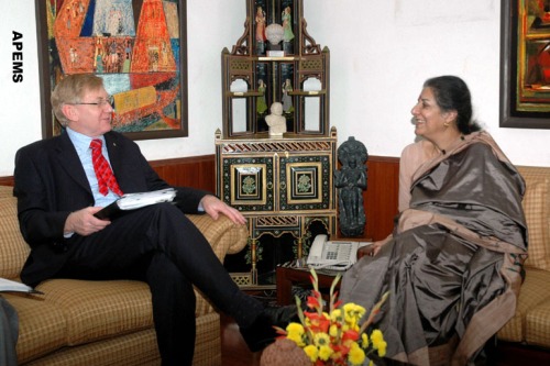 The Minister for Resources and Tourism, Australia, Mr.  Martin Ferguson calls on the Union Minister of Tourism and Culture, Smt. Ambika Soni, in New Delhi on November 06, 2008.