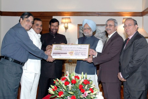 The Prime Minister, Dr. Manmohan Singh being presented a dividend cheque by the CMD of KRIBHCO, Shri B.D. Sinha, in New Delhi on November 06, 2008.  The Union Minister of Chemicals, Fertilisers and Steel, Shri Ram Vilas Paswan is also seen.