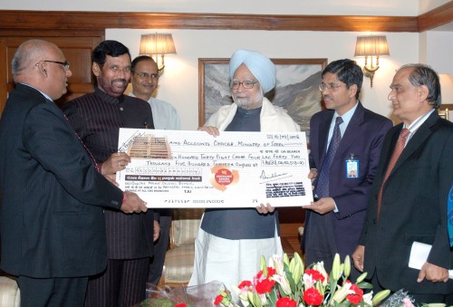 The Prime Minister, Dr. Manmohan Singh being presented a dividend cheque by Chairman of the Steel Authority of India Limited (SAIL), Shri S.K. Roongta, in New Delhi on November 06, 2008.  The Union Minister of Chemicals, Fertilisers and Steel, Shri Ram Vilas Paswan is also seen.